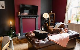 The Bolt Hole - Stratford Upon Avon - Central - Free Offstreet Parking - 2 Bed Luxury Apartment